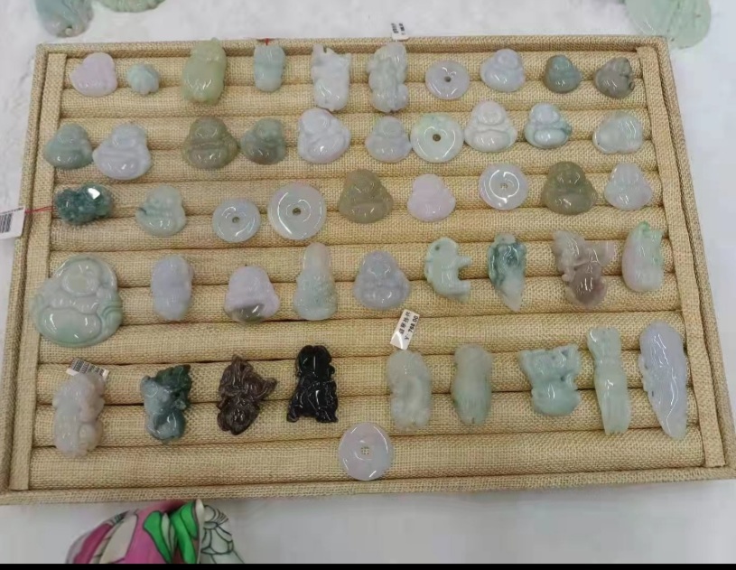 缅甸翡翠小吊坠儿1个